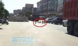 爆料女子被车压身亡视频,女子遭车压身亡，监控视频曝光惊心动魄一幕